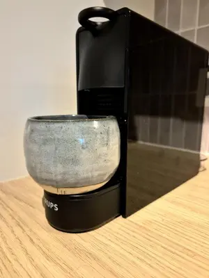 a bowl is sitting on top of a microwave at Studio Herman met buitenterras in Kapellenbos, bij de Kalmthoutse Heide in Kapellen