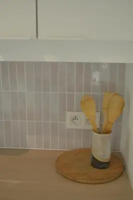 a container of wooden utensils sitting on a counter at Studio Herman met buitenterras in Kapellenbos, bij de Kalmthoutse Heide in Kapellen