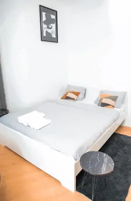 a pair of beds in a room with a stool at YabaMuandaz Apparts de Standing & Confort in Brussels
