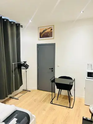 a room with a door and a chair in it at Apparts de standing Bruxelles Brady Muandaz in Brussels