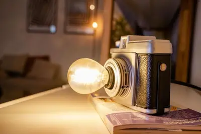 a camera sitting on a table with a light at Appartement 2 chambres avec rooftop suspendu au Cimetière d'Ixelles in Brussels
