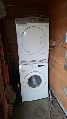 a washing machine sitting next to a washer at Huis-Chalet aan Puyenbroeck in Wachtebeke