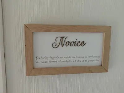 a picture frame with the word notice on a wall at Begijnhofpoort B&B in Turnhout