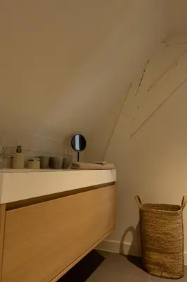 a kitchen with a white counter and a basket at Begijnhofpoort Vakantiehuis in Turnhout