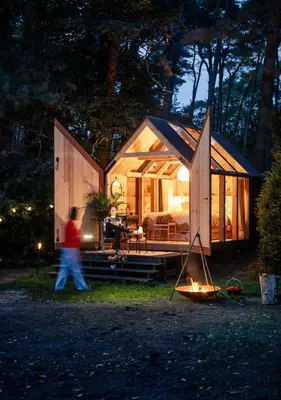 a man walking in front of a tiny house at Sterrenhuisje aan de Beddermolen in Westerlo