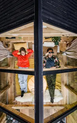 two children sleeping in a wooden bunk bed at Sterrenhuisje aan de Beddermolen in Westerlo