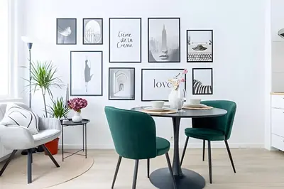 a dining room with a table and green chairs at Studio calme et fonctionnel – idéal séjour pro in Brussels