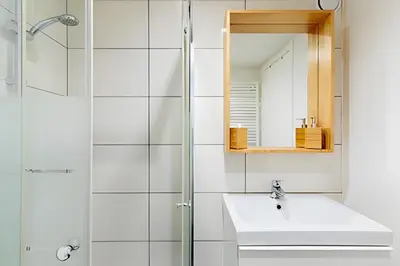 a bathroom with a sink and a shower at Studio calme et fonctionnel – idéal séjour pro in Brussels