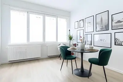 a dining room with a table and green chairs at Studio calme et fonctionnel – idéal séjour pro in Brussels