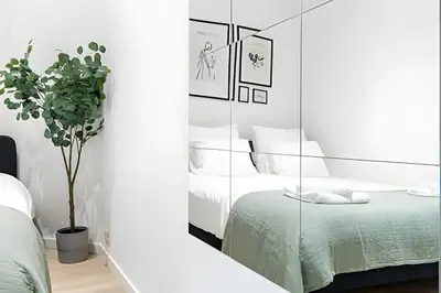 a bedroom with a glass partition with a bed at Studio calme et fonctionnel – idéal séjour pro in Brussels