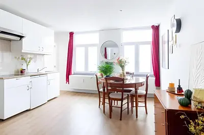 a kitchen and dining room with a table and chairs at Studio lumineux, idéal pour séjour pro in Brussels