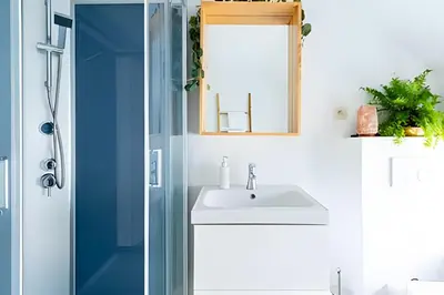 a bathroom with a sink and a mirror at Appartement cosy et central – séjour pro in Brussels