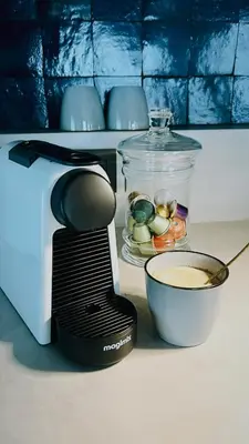 a blender and a bowl of food on a counter at English Bob in Bierbeek