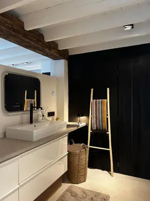 a bathroom with a white sink and a mirror at English Bob in Bierbeek