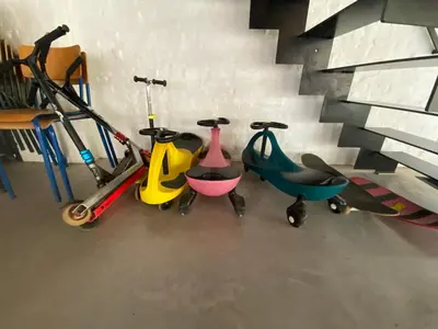 a group of scooters parked next to a wall at Cosy house 6 people in Kontich