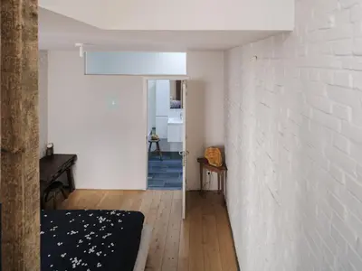 a living room with a white brick wall at Brooklyn Five in Ghent