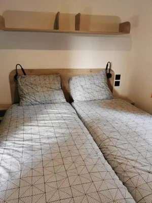 two beds sitting next to each other in a bedroom at Verblijfpark De Brem in Lille