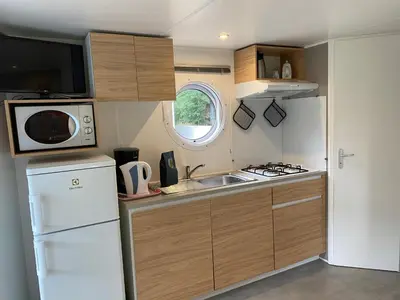 a small kitchen with a sink and a microwave at Verblijfpark De Brem in Lille