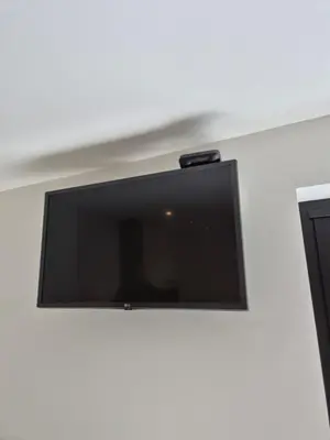 a flat screen tv hanging on a wall at Huis ALNA 6 in Mechelen