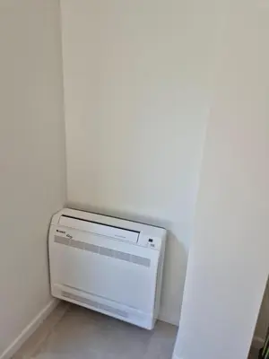 a white heater in a corner of a room at Huis ALNA 6 in Mechelen