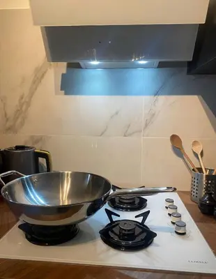 a bowl on top of a stove in a kitchen at Grand appartement deux chambres in Brussels