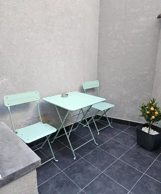 a white table and two chairs in a room at Proche du centre de Bruxelles, Atomium,Tour&Taxi,ING Arena in Brussels