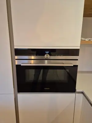 a black and white oven in a kitchen at Huis ALNA 8 in Mechelen