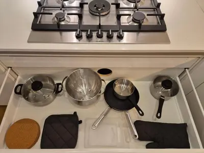 a stove with pots and pans on top of it at Huis ALNA 8 in Mechelen