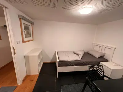 a small room with a bed and a desk at Doppelzimmer im Herzen Brüssels in Brussels