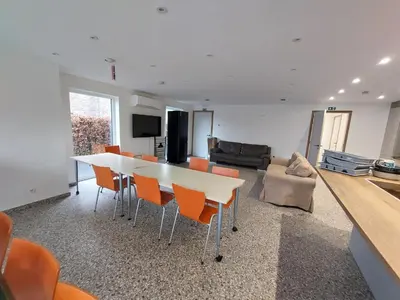 a living room with a white table and chairs at Krie 2 by Luttelkolen in Tielt