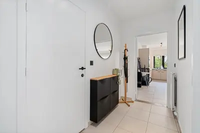 a hallway with a mirror and a dresser at Comfort aan stadsrand Gent, vlakbij Natuurgebied in Ghent
