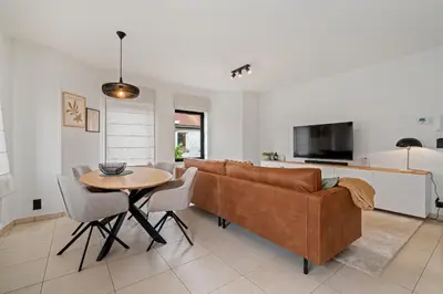 a living room with a couch and a table at Comfort aan stadsrand Gent, vlakbij Natuurgebied in Ghent