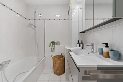 a white bathroom with a tub and a sink at Comfort aan stadsrand Gent, vlakbij Natuurgebied in Ghent