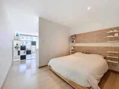 a bedroom with a bed and a wooden headboard at Hyppolite Metdepenningenstraat G in Ghent