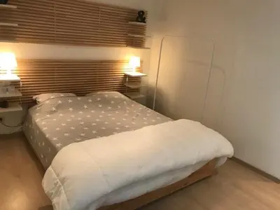 a bedroom with a bed and two lamps and a window at Hyppolite Metdepenningenstraat G in Ghent