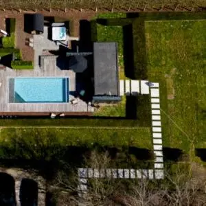 an aerial view of a house with a swimming pool at La maison de Nikolas in Oosterzele