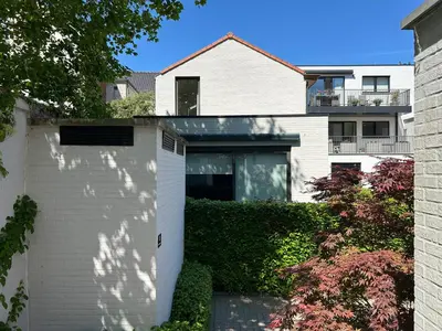 a white house with ivy on the side of it at Hyggehus Tervuren in Tervuren
