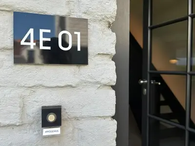 a sign on the side of a building at Hyggehus Tervuren in Tervuren