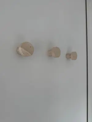 three rocks on a white wall at Dakappartement V, 2de verdiep TML in Willebroek