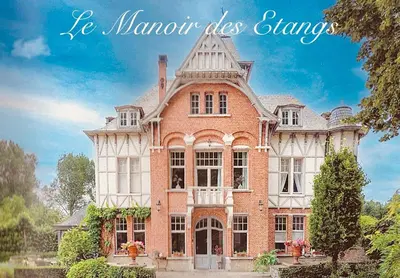 a large brick house with the words be maven dies claws at Le Manoir des Etangs in Etbos