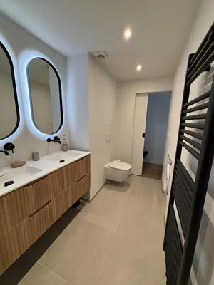 a bathroom with a sink and a toilet and a mirror at Studio Vleurgat in Brussels