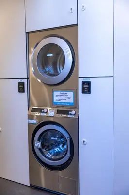 a washing machine and a dryer in a room at Hostel Uppelink in Ghent