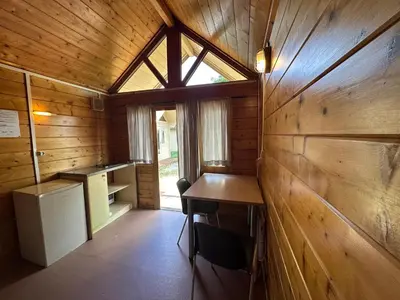 a room with a desk and a window in a cabin at Trekkershutten - Camping Groenpark in Zele