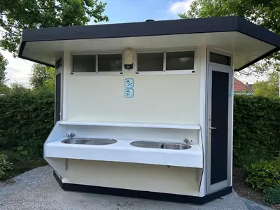 a small bathroom with two sinks in it at Trekkershutten - Camping Groenpark in Zele