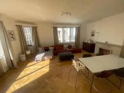 a living room with a couch and a table at Place Stéphanie - Avenue Louise - Bruxelles Centre in Brussels