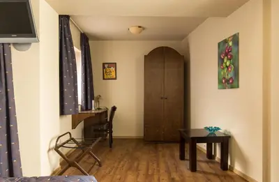 a living room with a table and a wooden door at Hotel Van Reeth's Koffiebranderij in Puurs