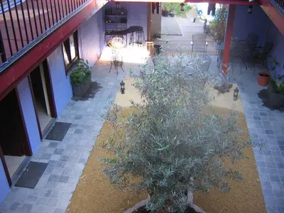an overhead view of a courtyard with a tree at Hotel Van Reeth's Koffiebranderij in Puurs