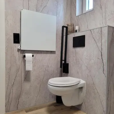 a bathroom with a toilet and a whiteboard on the wall at Vakantiewoning aan het water, vissen, wandelen en genieten in de natuur in Geel
