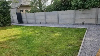 a backyard with a fence and a grass yard at Huisje in Begijnendijk
