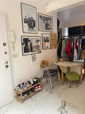 a room with a desk and a table and a table and chairs at Petit coin de cosyness in Brussels